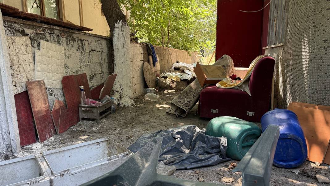 Herkes bezgin! Yıkılmadı, fuhuş oteli oldu 2